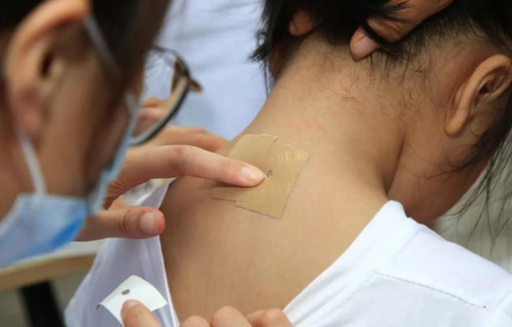 女童店内玩闹烫伤后家长索赔本人,女孩撞上麻辣烫被烫伤家长索赔