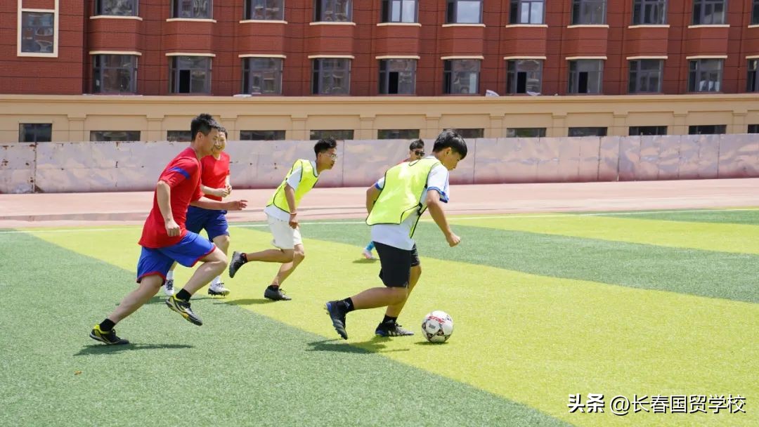 绿茵逐梦想拼搏向未来我校第一届“黄金杯”超级足球联赛圆满结束