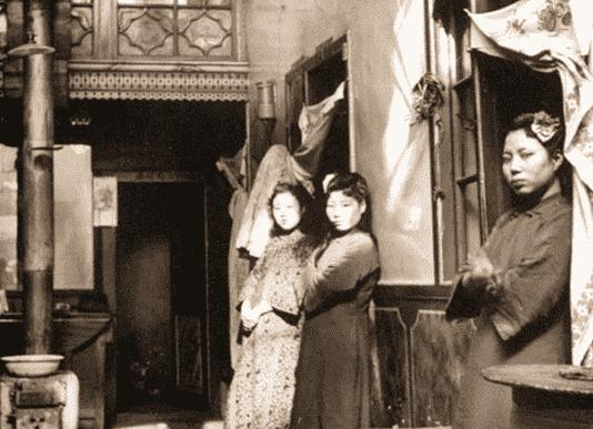 孩子吸吮母亲干瘪的乳房!42年河南饥荒真实场面,比电影残酷十倍