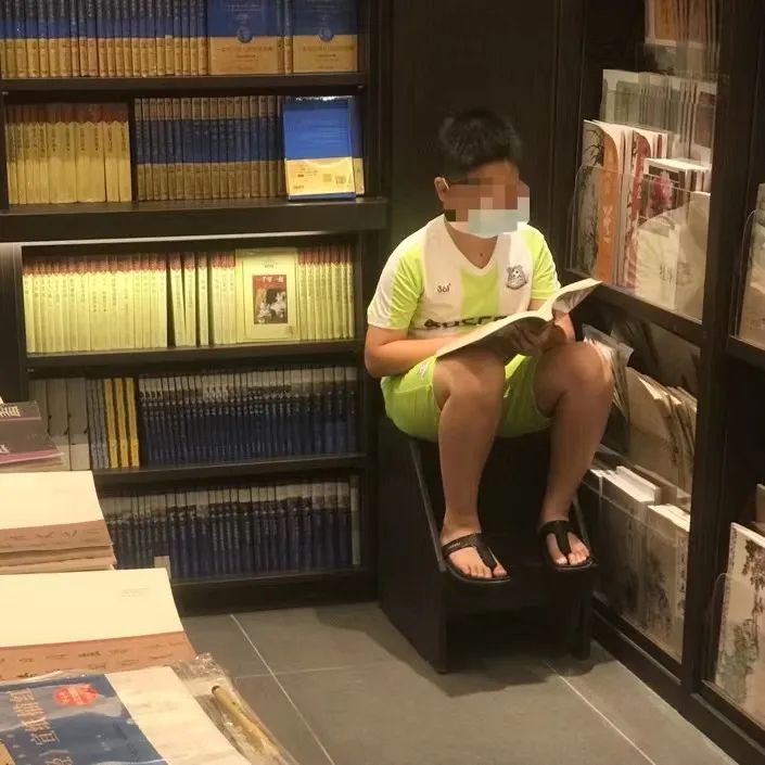 从来不打折的书,新华书店没人买书为什么一直开着