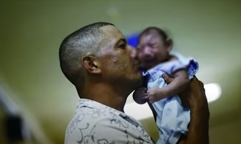 非洲23岁男孩酷似猿猴，不会说话只会叫，是何让他获取粉丝1000万