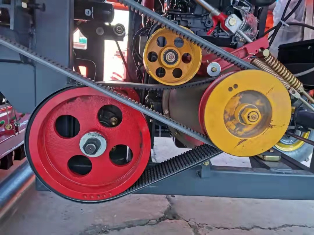 玉米收割机发动机皮带咋换,玉米收割机皮带