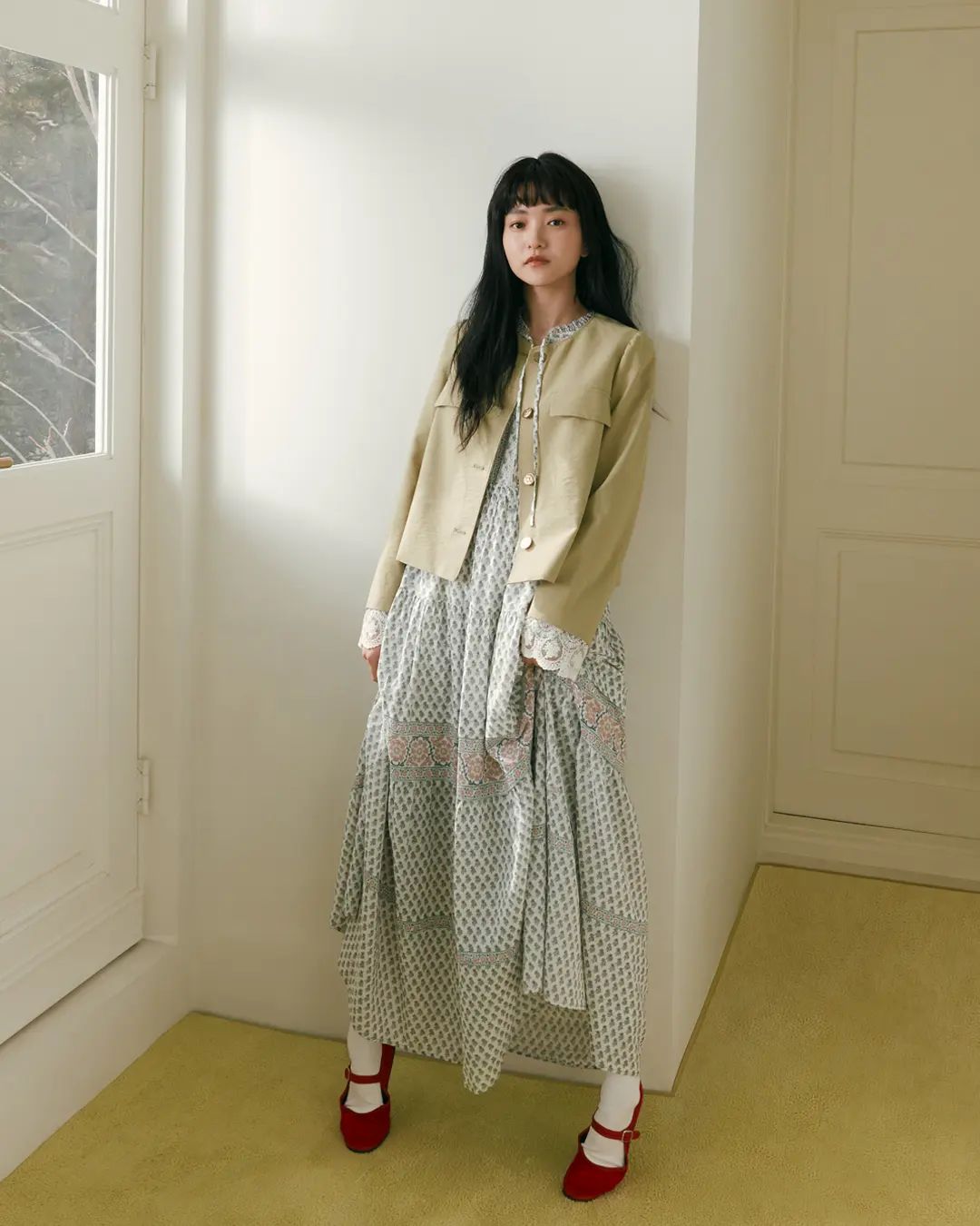 飘逸长裙与马卡龙色系，跟着金泰梨这样搭，轻松穿出文艺女孩