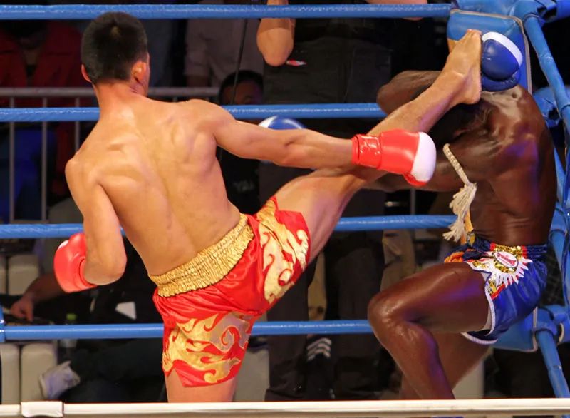 回顾｜士可杀不可辱！泰拳小将被一腿劈疯？中国散打鬼脚白霸气KO