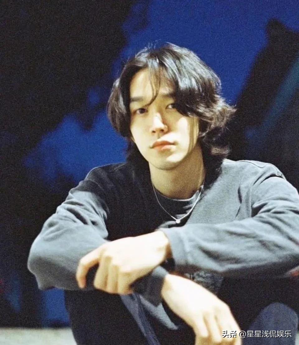 孔孝真同款婚礼婚纱照,孔孝真现身机场