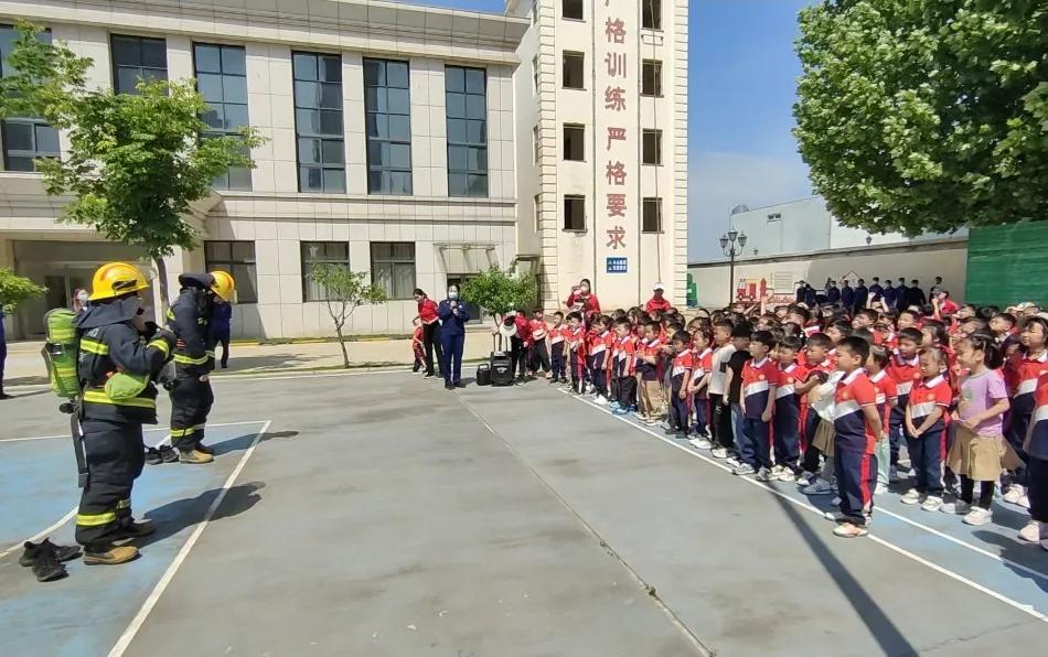 周口天明幼儿园：萌娃牵手“蓝朋友”致敬英雄“火焰蓝”