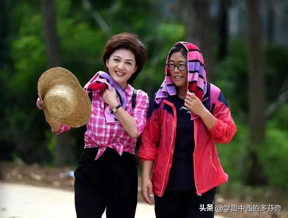 原央视主持人海霞近况,央视主持人海霞有几个儿女