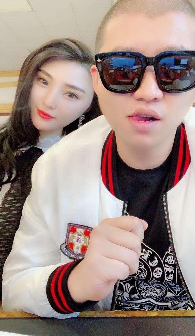 网红富婆租车拍视频装有钱人,养豹的富婆