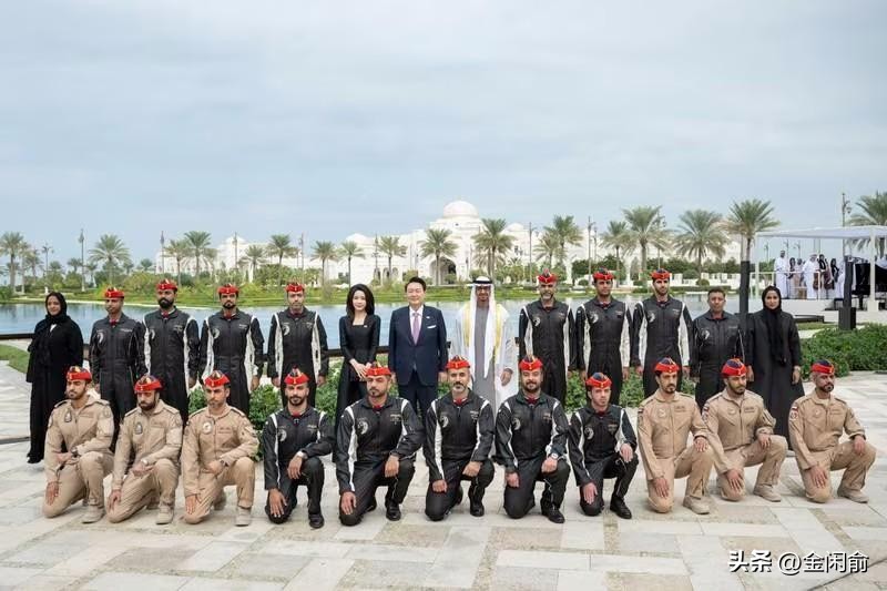 韩第一夫人穿军装被批抢总统风头,韩第一夫人穿军装被批