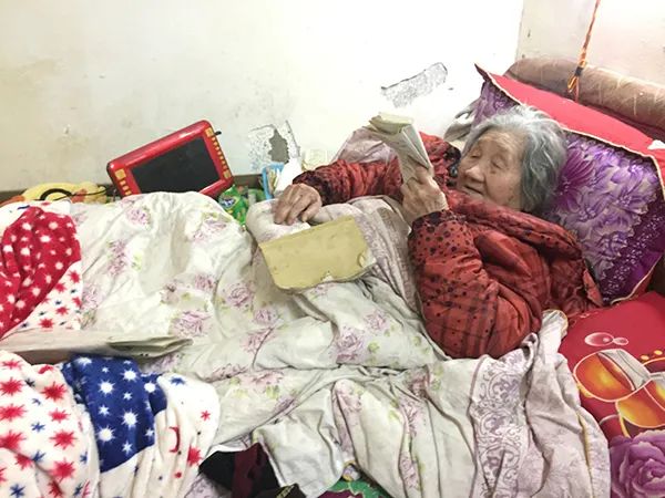 62岁大爷男扮女装30余年,53岁大叔男扮女装搞笑