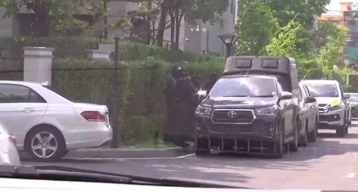 “灰产五虎”再折一人！私人飞机房产近百辆旅游巴士被警方查扣