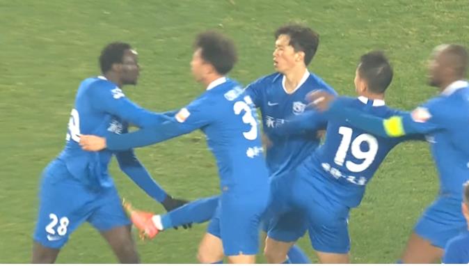 比赛赛场打架,比赛场上的斗殴