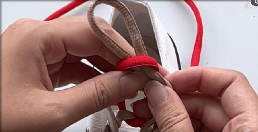 两个颜色不同的鞋带怎么打结起来,airforce鞋带怎么打结