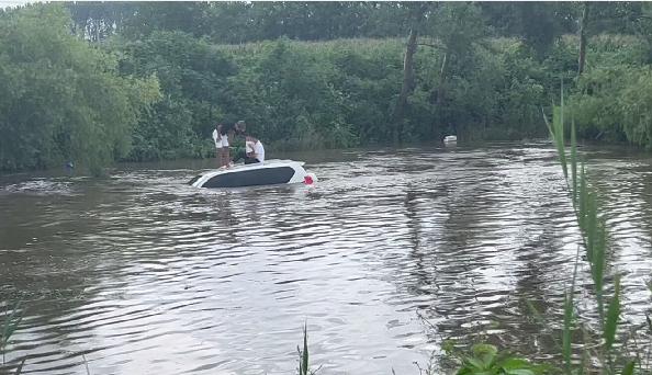 suv被河水冲走,汽车被洪水冲走车内孩子绝望求助