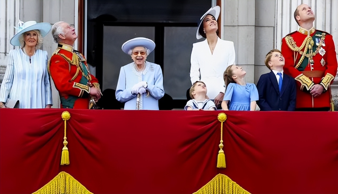 隔辈亲萌娃把面给爷爷,隔辈亲宝宝调皮