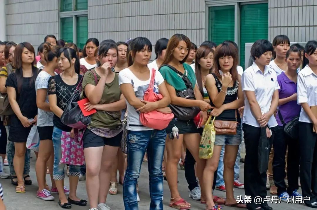 20年拍下150万张“东莞女工”在国外爆火：中国制造，不可思议！