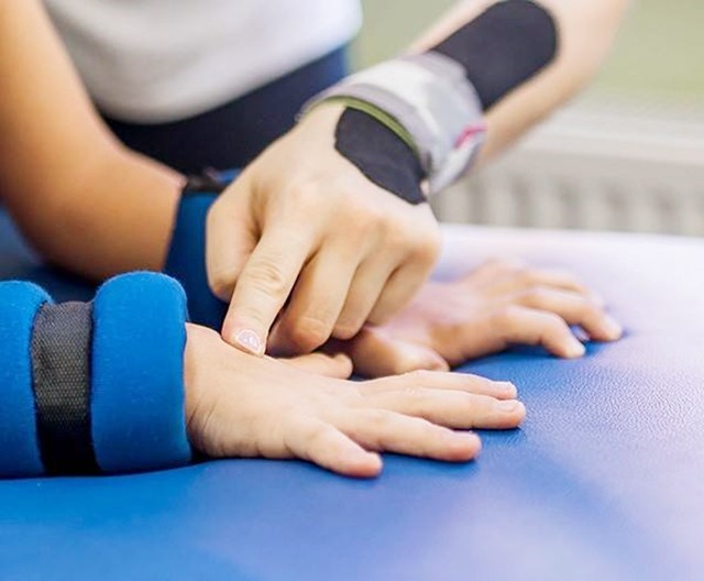 国外先天性脑瘫成功案例,德国夫妇带脑瘫孩子来华治疗