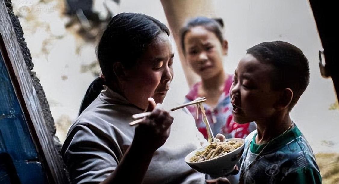 河南女子出租屋“躺平”8年,每月只花500,竟“疗愈”了自己