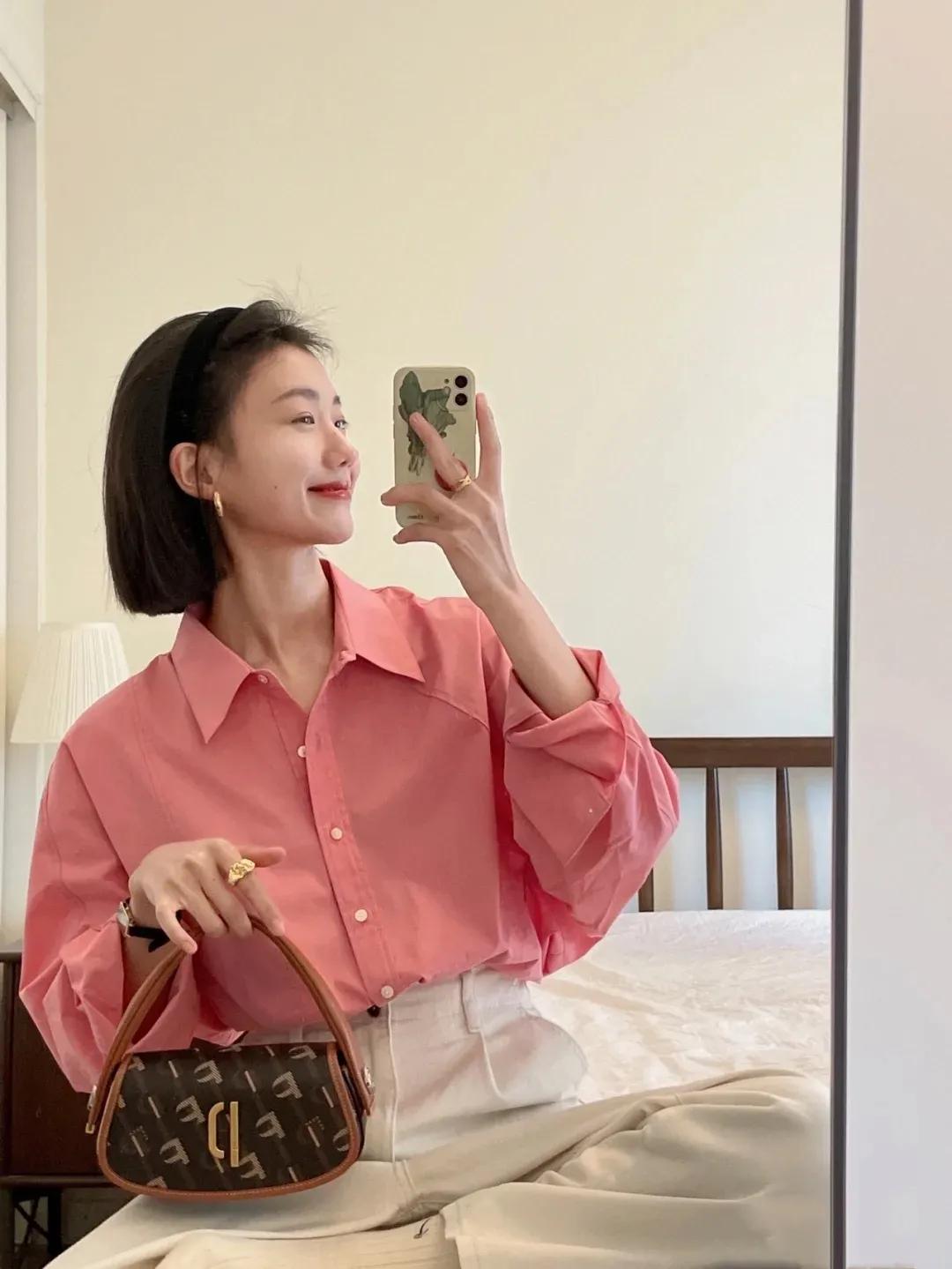 时尚穿搭展示粉色衬衫搭配牛仔裤,粉色衬衫搭配什么颜色的裤子好看