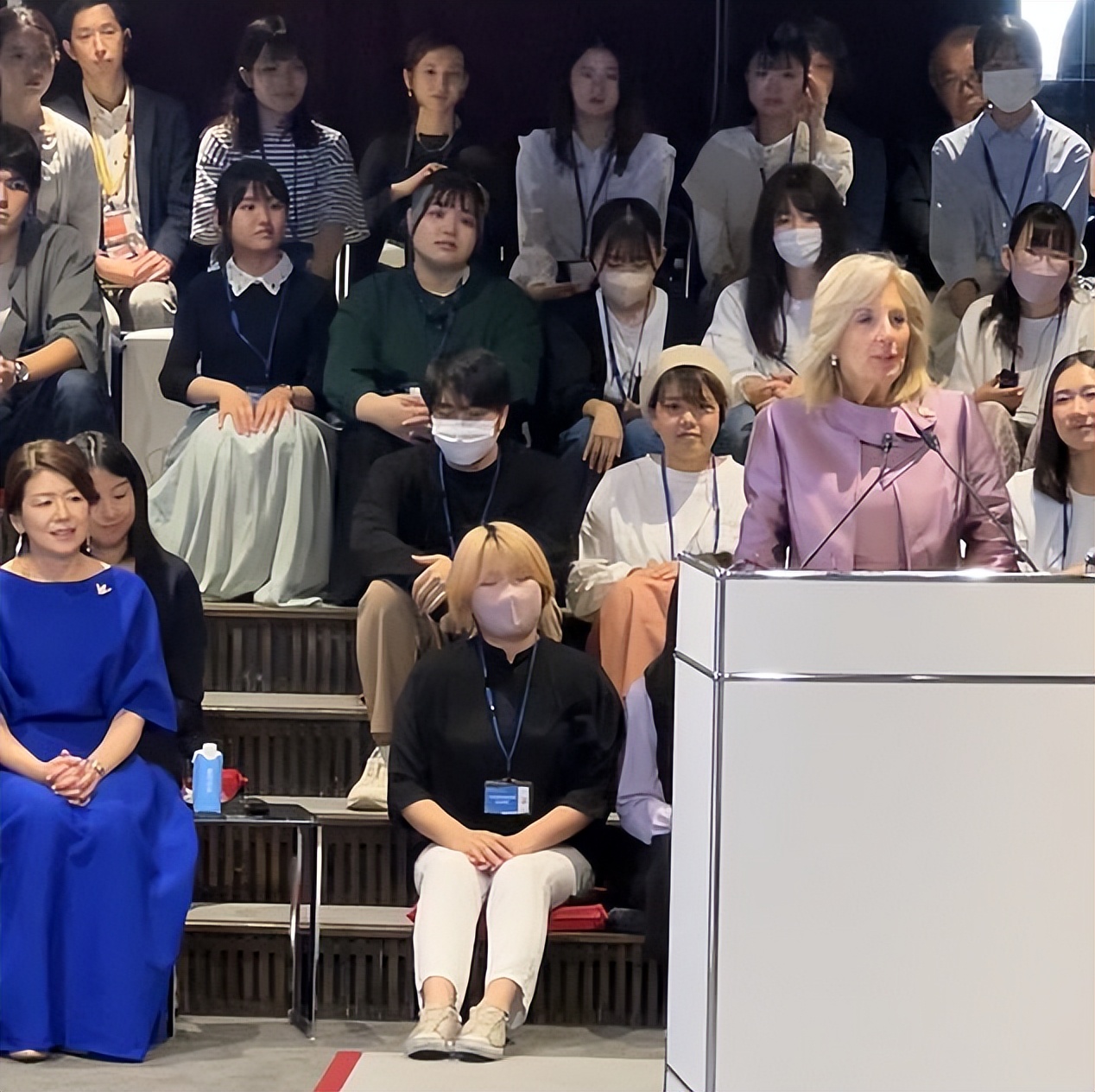 太太团在广岛G7放大招了！吉尔换成紫裙好高贵，日本夫人蓝裙翻车