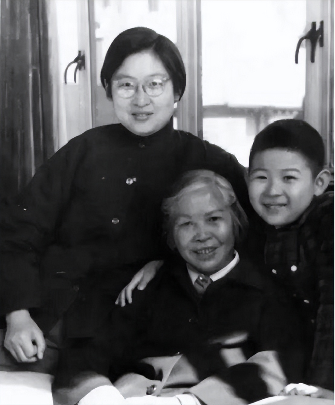 76年毛主席病逝，想起昔日恩情，*子珍贺**含泪对主席像说：请安息吧