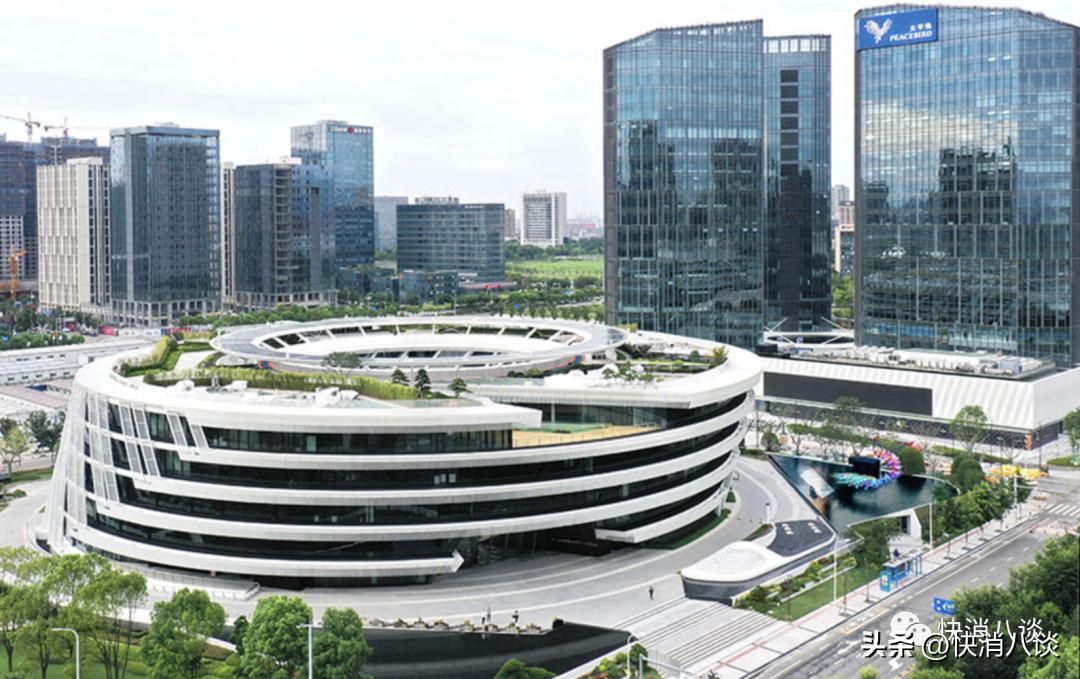 两件连衣裙打折下来1400元！63%的人不会购买，太平鸟比去年还多赚88%，网友：“质量一般价格还贵得要死”