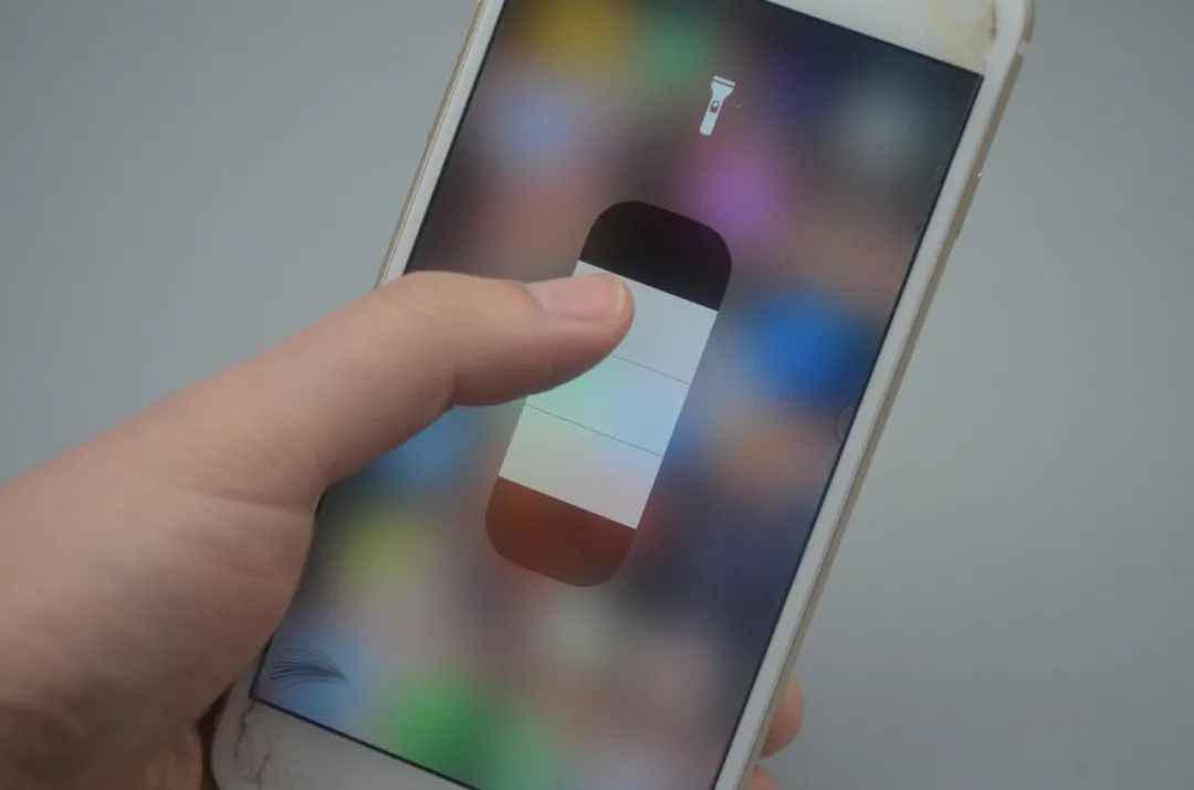 手机的手电筒功能在哪里,手机自带的手电筒会有摄像头吗