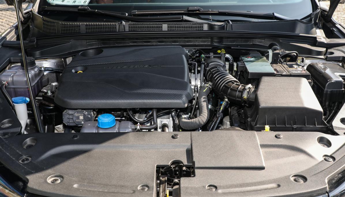 逸动plus和第三代逸动对比,为什么买逸动尊贵版比旗舰版人多