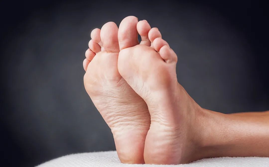 维生素b12缺乏脚底会脱皮吗 (脚底脱皮缺乏哪种维生素)