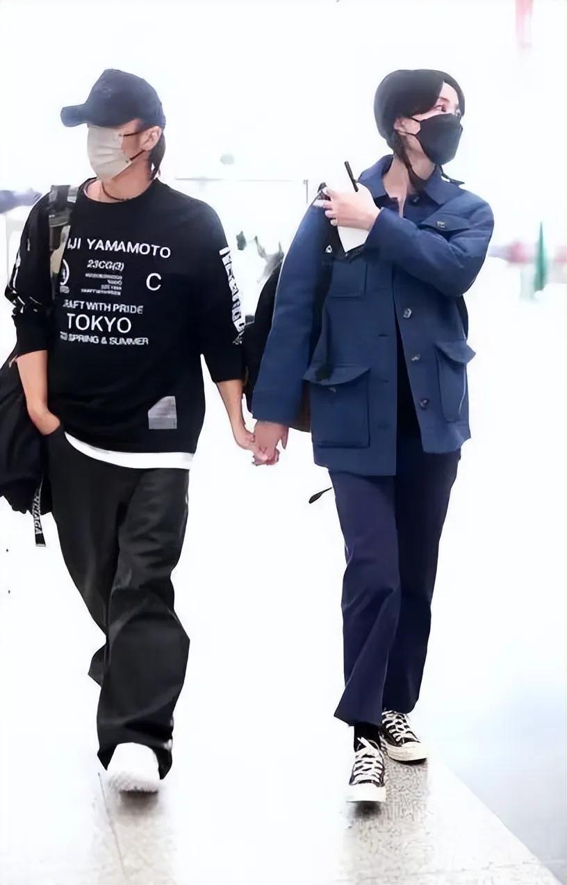 网友晒王菲谢霆锋同框照,王菲谢霆锋高调秀恩爱久违的同框