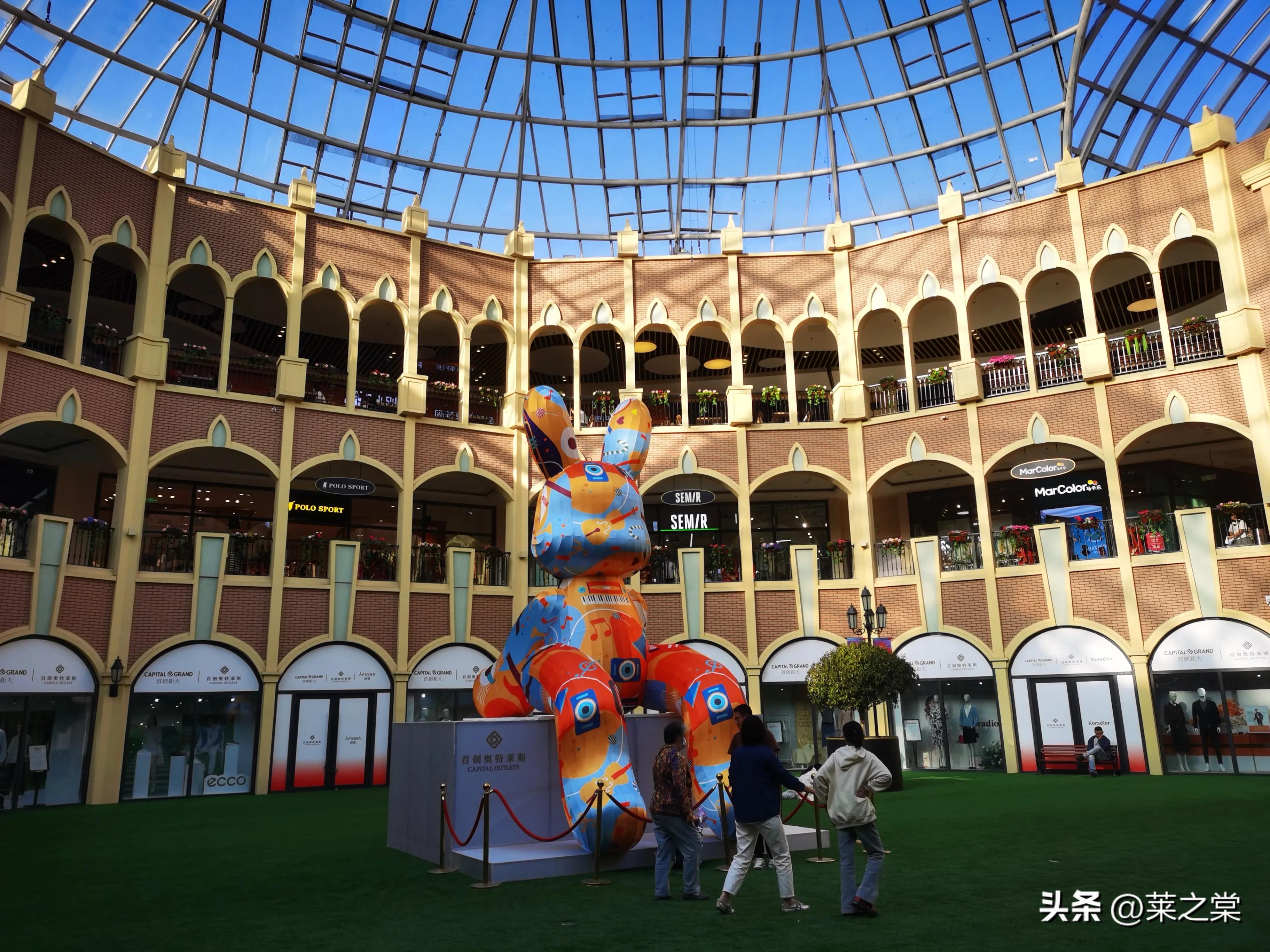 青岛的这家国际品牌卖场开业了，颇具国外风情