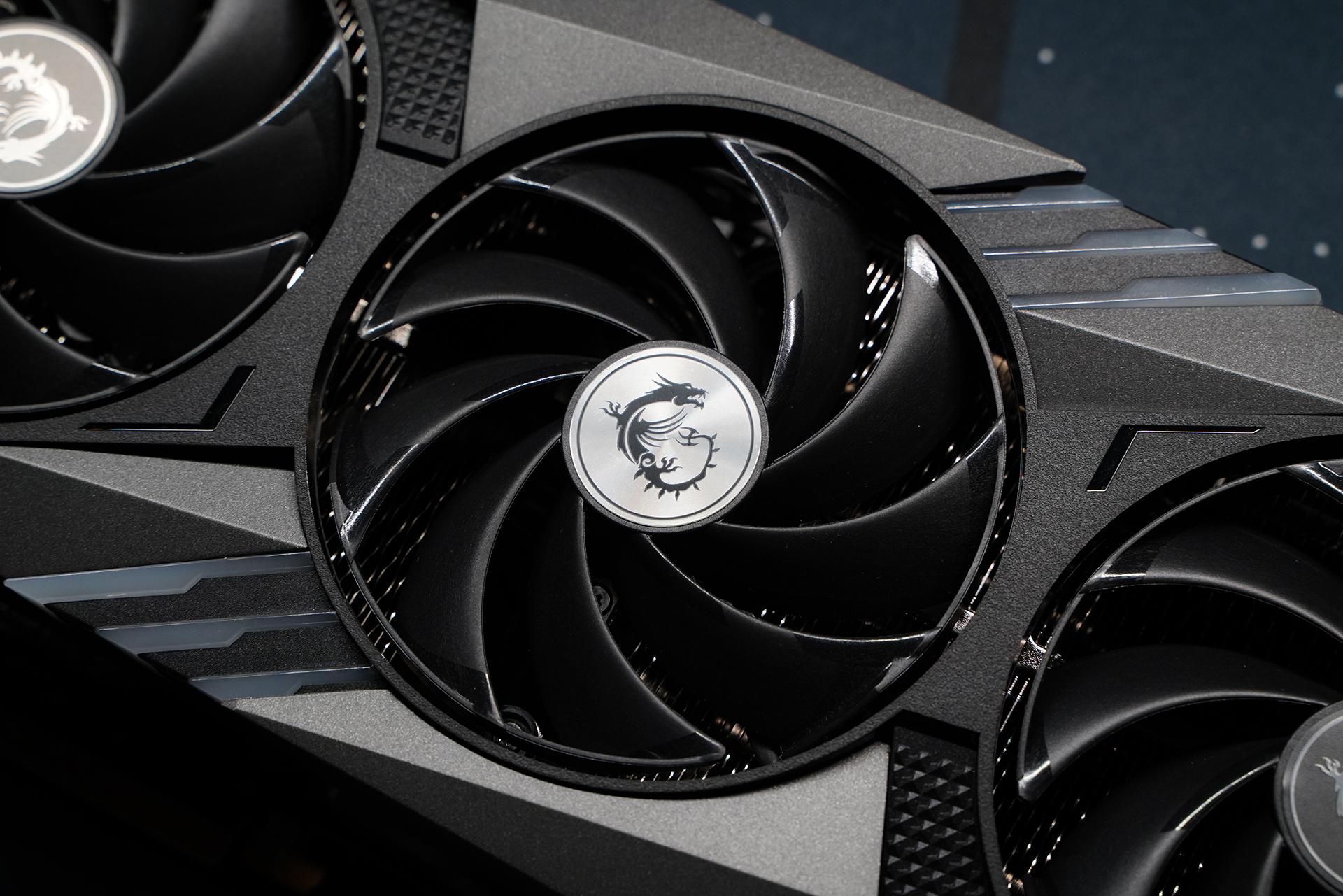 rtx4080魔龙和4090尺寸,rtx4080魔龙多少pin供电