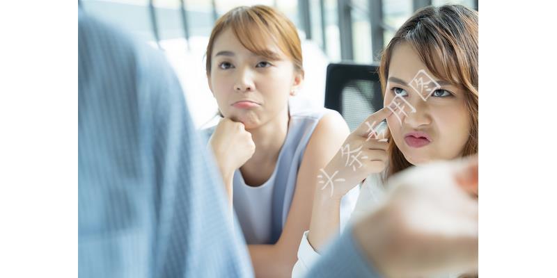 凤凰男母亲退出家族群：“红包你们发100，让我发8000，想得美”