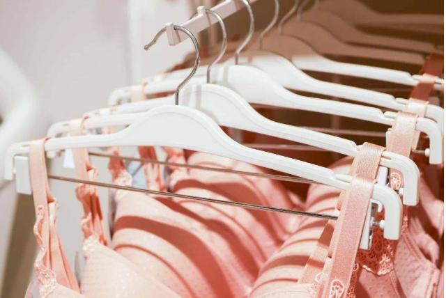 事实证明，为了钱选择当“裸模”的汤加丽，已经走上了另一条大道