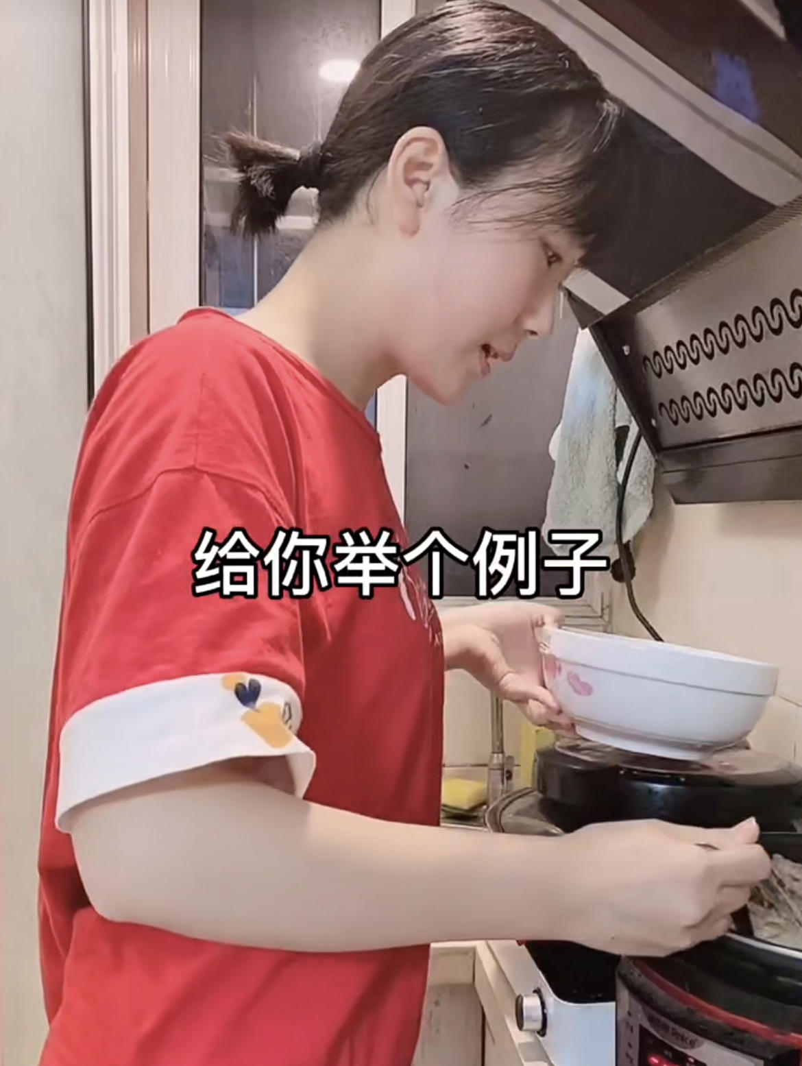 28岁江苏美女，在厨房拍视频，月入10万元，圈粉1200万，凭啥？