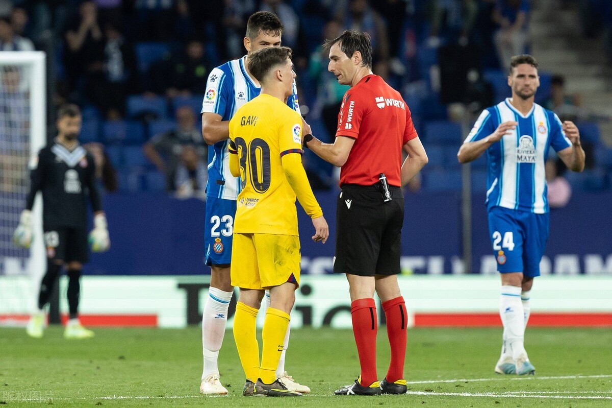 巴萨夺冠被球迷追打第一视角,巴萨夺冠西班牙球迷冲入场内