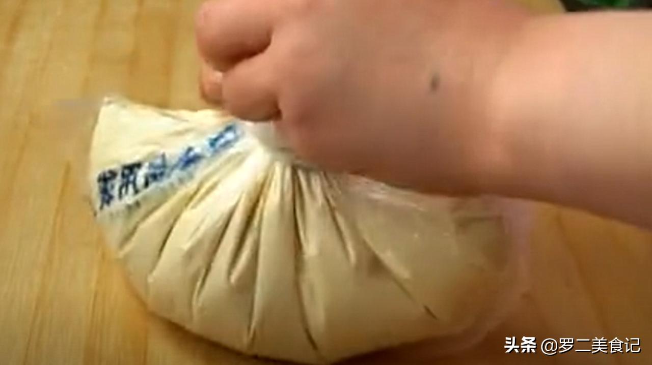 新型油条做法，全程手不沾面，筷子搅一搅，出锅蓬松又柔软，真香
