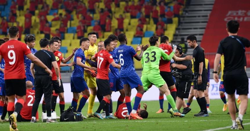 中超太乱了！俱乐部嘲讽足协，冲突犯规罚单不断，裁判险些被揍