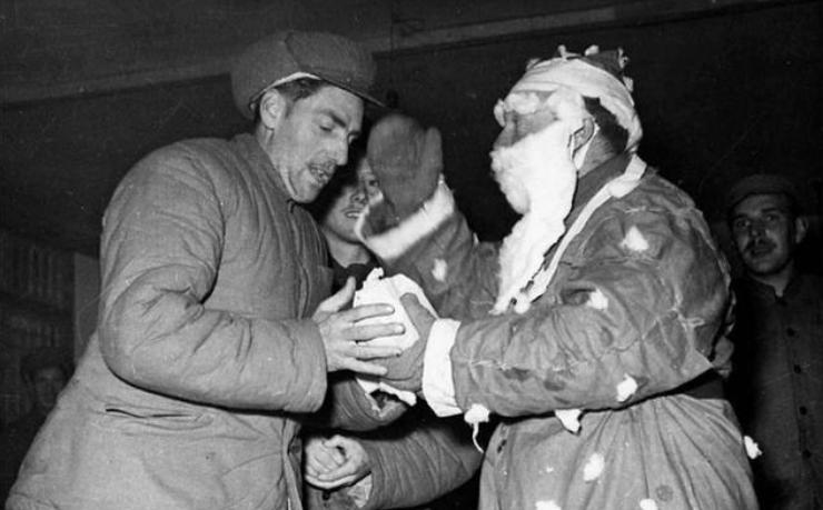 美国记者长津湖被志愿军俘虏，却靠拍照赚百万美元，成人生赢家