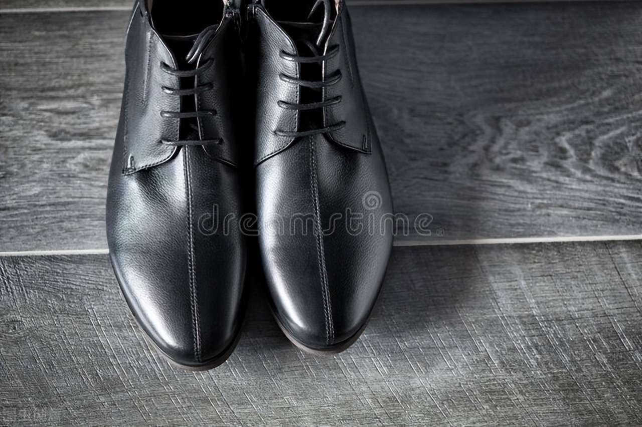 皮鞋没有鞋油还可以用什么来擦,擦皮鞋再也不用鞋油了