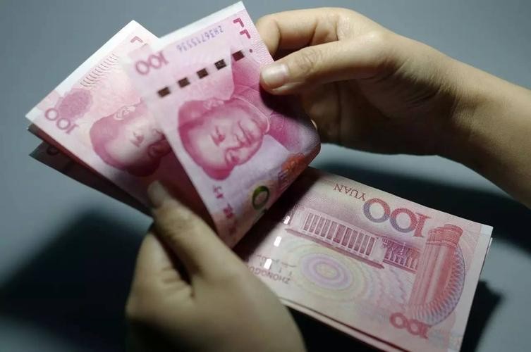 乘客坐公交摔骨折司机赔偿,乘客坠亡案司机获刑1年