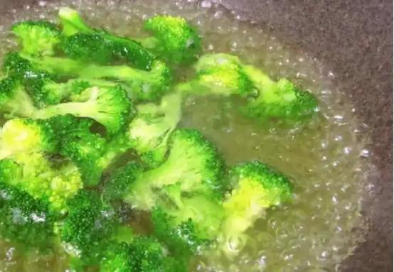 焯菜的水别直接倒下水道,警惕热水和蒸汽防烫伤