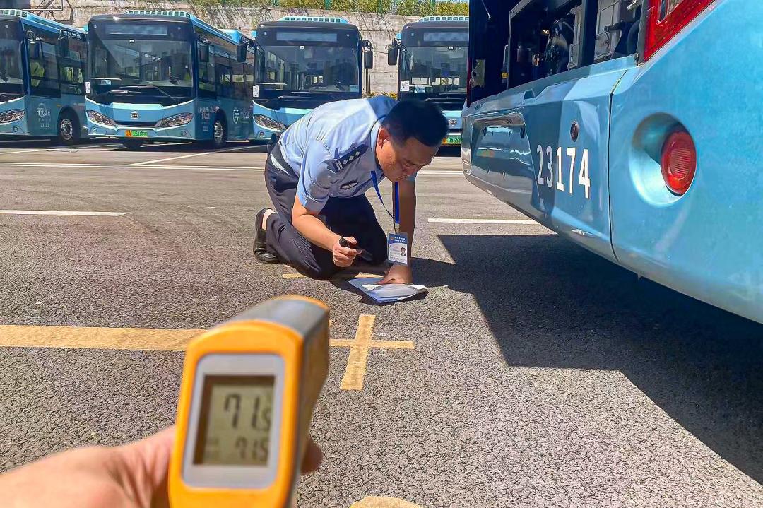 交警战高温致敬高温下的坚守,致敬暴雨中坚守的警察蜀黍