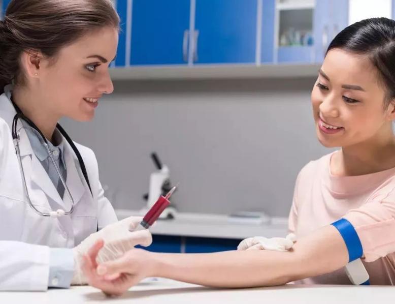 女子身上长虫医生拿镊子治疗,女子体内有蜱虫被医生拿镊子拔出