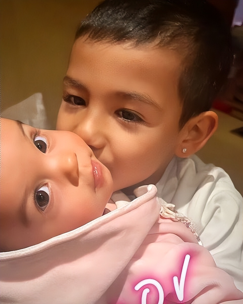 c罗乘专机到都灵,c罗乘私人飞机抵达沙特