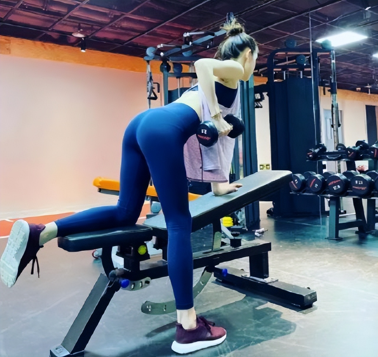 章泽天穿短裤爬山,章泽天穿短裤现身商界活动