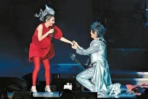 昔日爆红组合街头卖唱,曾经红极一时现在却卖唱的歌手