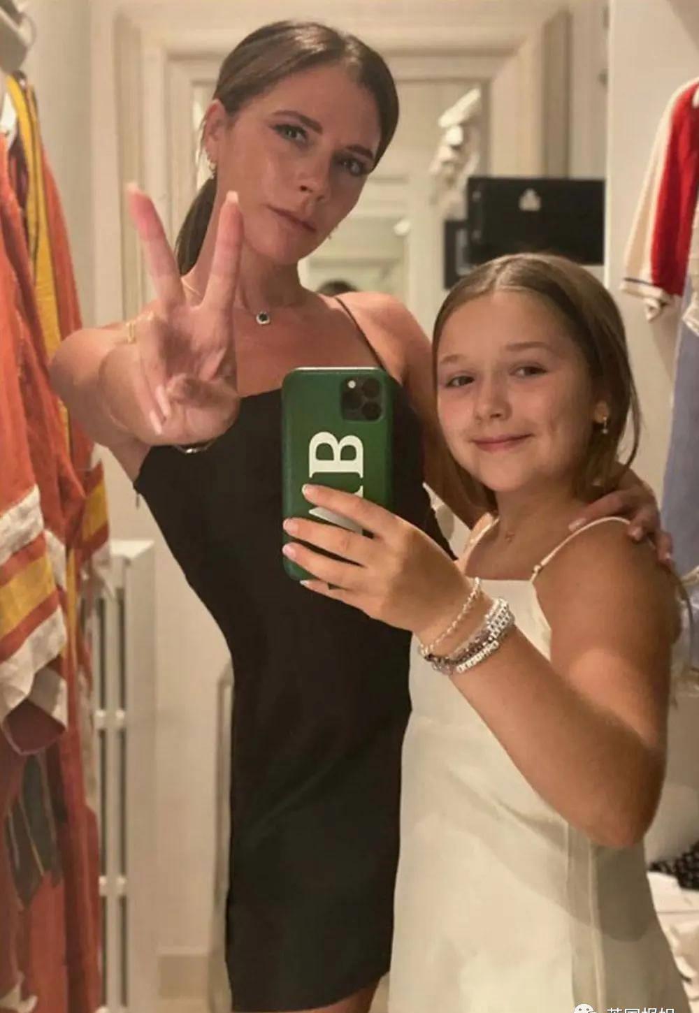 贝嫂狂晒48岁小贝半裸翘臀照，全球网友狂欢：谢嫂子带看男菩萨！