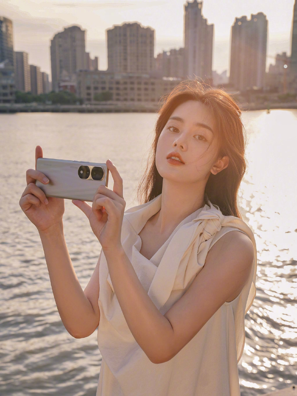 本以为魅族女模特就是机圈最好看的，没想到荣耀却还要更胜一筹