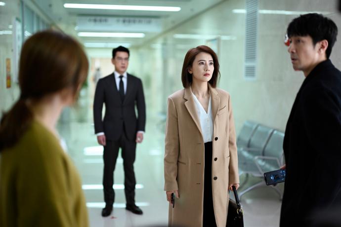 38岁女神高圆圆墨绿大衣出镜,高圆圆藏蓝色大衣搭配图片大全